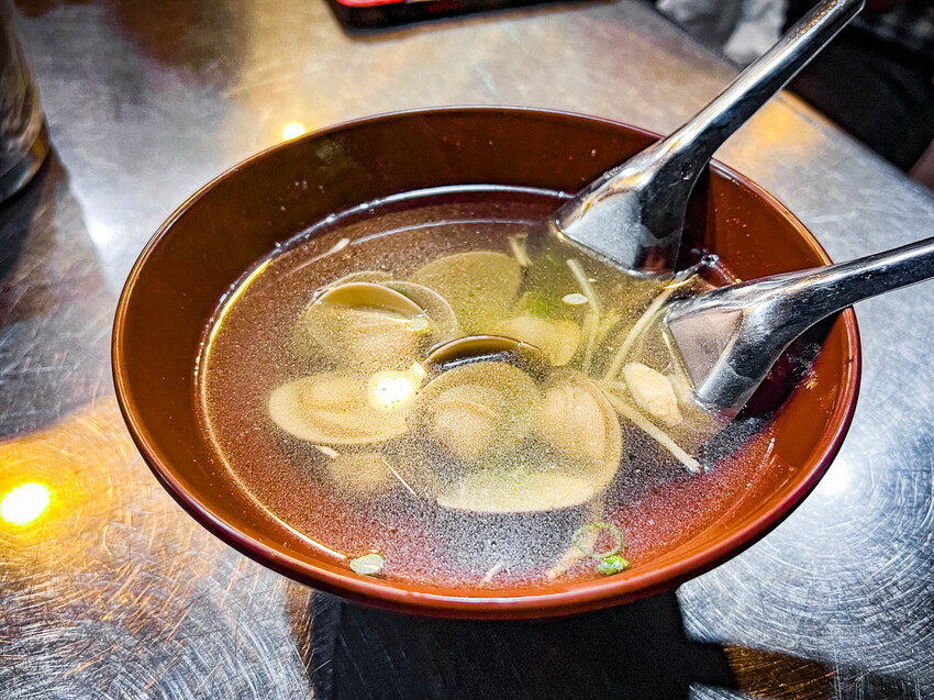 基隆市仁愛區阿華炒麵|歷史悠久的排隊名店,總是大排長龍的咖哩炒麵