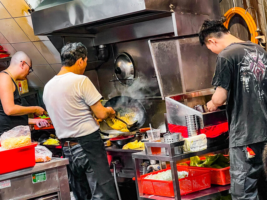 基隆市仁愛區阿華炒麵|歷史悠久的排隊名店,總是大排長龍的咖哩炒麵