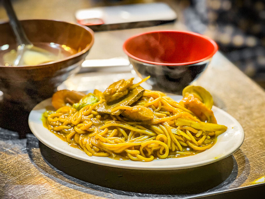 基隆市仁愛區阿華炒麵|歷史悠久的排隊名店,總是大排長龍的咖哩炒麵