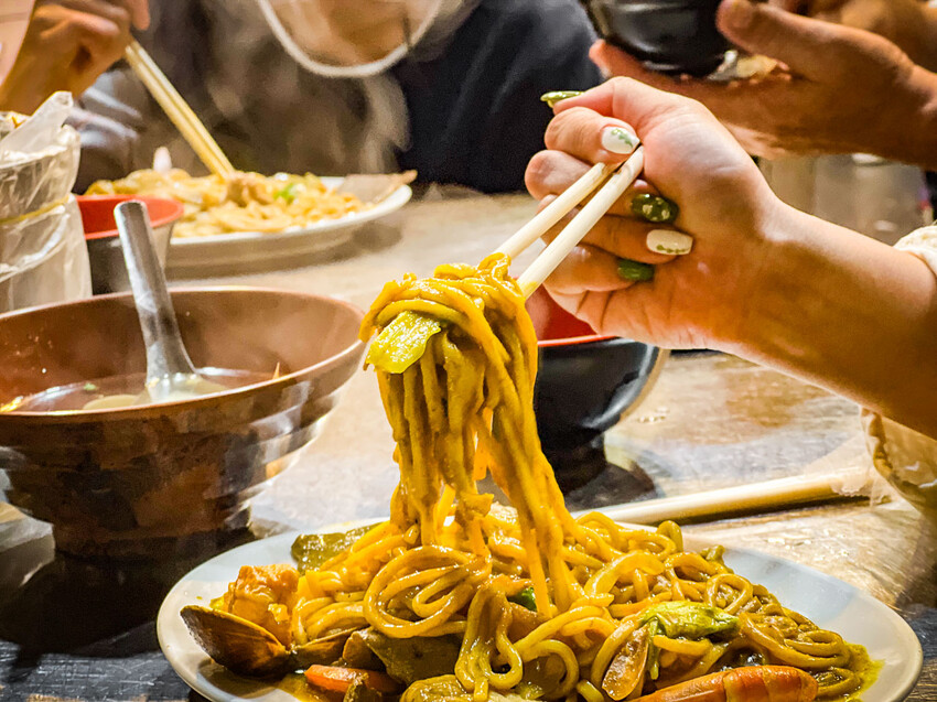 基隆市仁愛區阿華炒麵|歷史悠久的排隊名店,總是大排長龍的咖哩炒麵