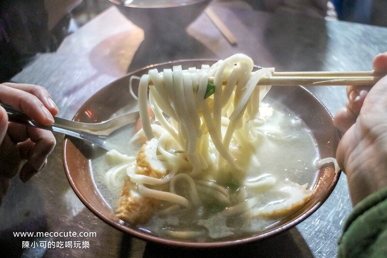 20小時超長營業時間，白天晚上都在排隊的盛況，在地生意超強的扛霸子炒麵