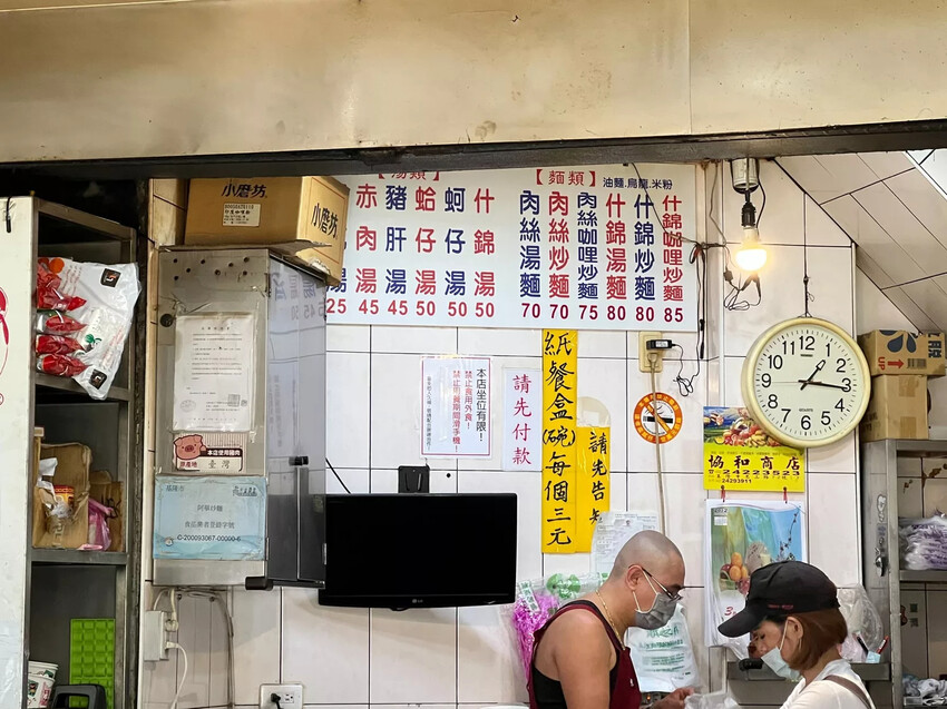 20小時超長營業時間，白天晚上都在排隊的盛況，在地生意超強的扛霸子炒麵