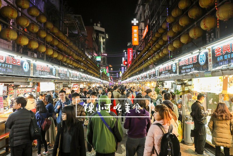 20小時超長營業時間，白天晚上都在排隊的盛況，在地生意超強的扛霸子炒麵