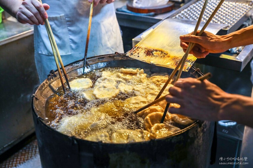20小時超長營業時間，白天晚上都在排隊的盛況，在地生意超強的扛霸子炒麵