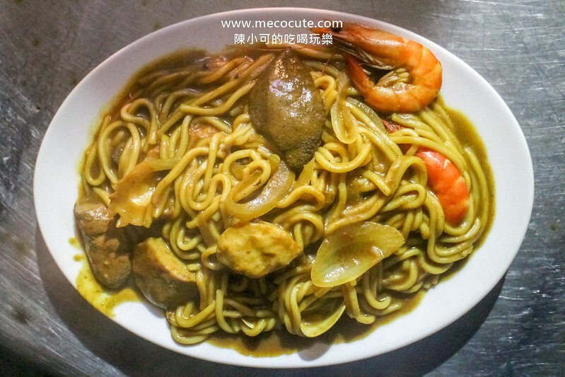 20小時超長營業時間，白天晚上都在排隊的盛況，在地生意超強的扛霸子炒麵