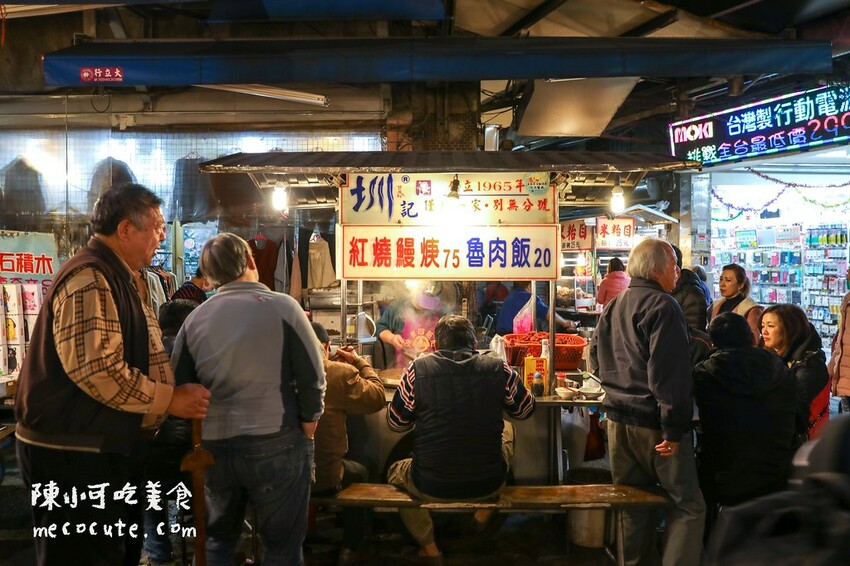 20小時超長營業時間，白天晚上都在排隊的盛況，在地生意超強的扛霸子炒麵