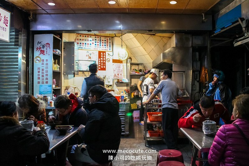 20小時超長營業時間，白天晚上都在排隊的盛況，在地生意超強的扛霸子炒麵