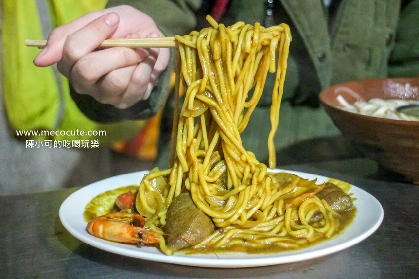 20小時超長營業時間，白天晚上都在排隊的盛況，在地生意超強的扛霸子炒麵