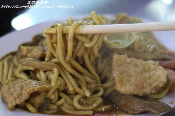 阿華炒麵：【基隆廟口美食】終於讓我品嚐到基隆必吃『阿華炒麵』什錦咖哩炒麵/什錦炒麵/什錦湯