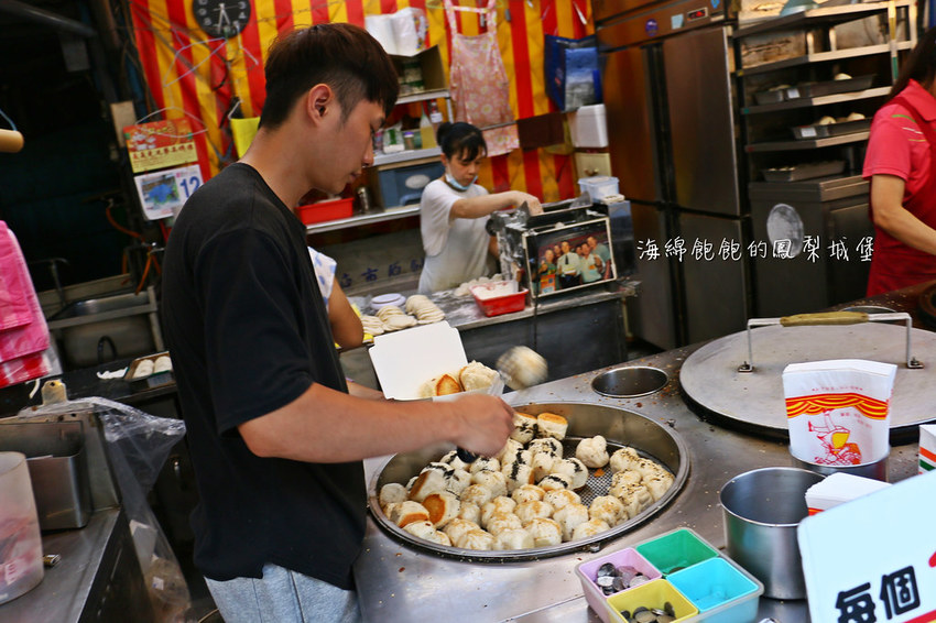 南機場夜市美食｜鈺師傅上海生煎包，皮脆多汁，買五送一超划算！菜單價位(捷運小南門站)