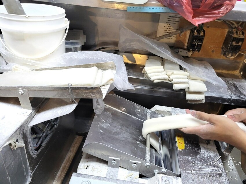 【中原夜市必吃】御冠園鮮肉湯包專賣店 ➤ 來中原夜市沒吃就等於沒來過!爆汁超人氣湯包,排隊也要吃!從早