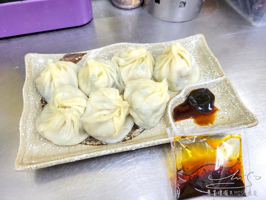 【中原夜市必吃】御冠園鮮肉湯包專賣店 ➤ 來中原夜市沒吃就等於沒來過!爆汁超人氣湯包,排隊也要吃!從早