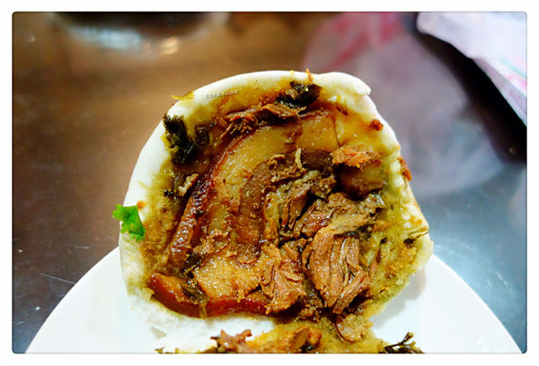 藍家割包 ~ 公館商圈人氣排隊店．割包配撞奶也好搭 - 捷運公館站