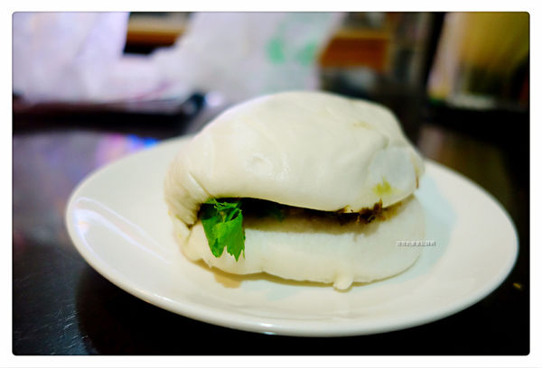 藍家割包 ~ 公館商圈人氣排隊店．割包配撞奶也好搭 - 捷運公館站