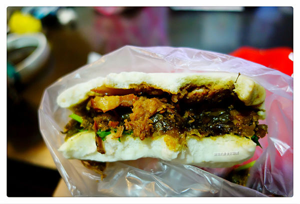 藍家割包 ~ 公館商圈人氣排隊店．割包配撞奶也好搭 - 捷運公館站