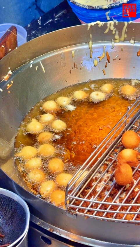 台中市豐原區台中美食／豐原廟東夜市必吃～排隊排超久的廟東菱角酥！現炸外酥內綿的美味享受