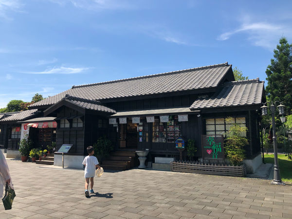 圓圓家出去玩-<嘉義景點>百年車站北門驛，昔日的阿里山小火車景點，懷舊復古風情，順遊沉睡的森林及檜意森活村