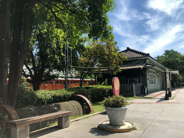 圓圓家出去玩-<嘉義景點>百年車站北門驛，昔日的阿里山小火車景點，懷舊復古風情，順遊沉睡的森林及檜意森活村