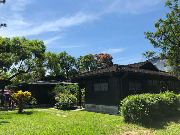 圓圓家出去玩-<嘉義景點>百年車站北門驛，昔日的阿里山小火車景點，懷舊復古風情，順遊沉睡的森林及檜意森活村