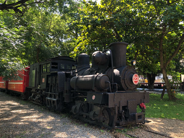 圓圓家出去玩-<嘉義景點>百年車站北門驛，昔日的阿里山小火車景點，懷舊復古風情，順遊沉睡的森林及檜意森活村