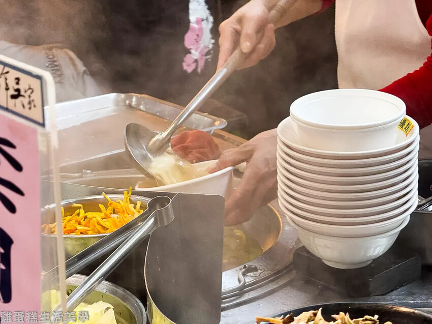 【基隆食記】吳家鐤邊趖 - 位在基隆廟口旁的人氣百年老店