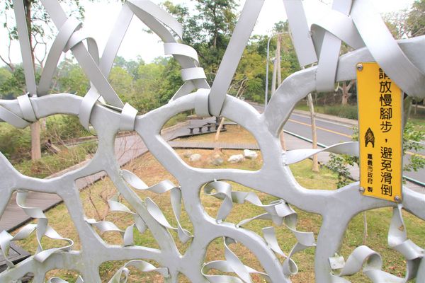 月影潭心:【嘉義景點】蘭潭風景區月影潭心-被荊棘包覆的奇妙感,銀白色的交織錯綜複雜設計,感覺好迷幻,夜間娛樂的約會精選地,充滿燦爛的幸福感