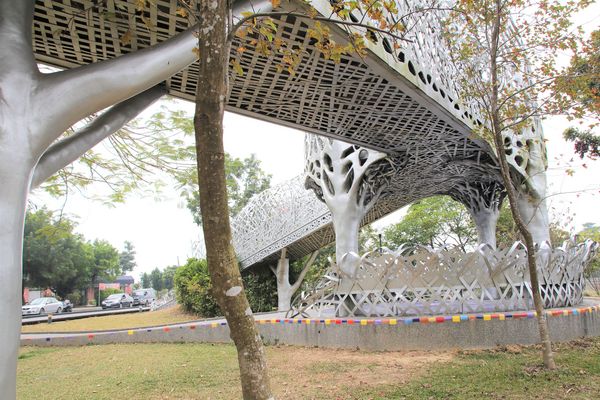 月影潭心:【嘉義景點】蘭潭風景區月影潭心-被荊棘包覆的奇妙感,銀白色的交織錯綜複雜設計,感覺好迷幻,夜間娛樂的約會精選地,充滿燦爛的幸福感