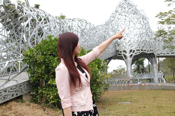 月影潭心:【嘉義景點】蘭潭風景區月影潭心-被荊棘包覆的奇妙感,銀白色的交織錯綜複雜設計,感覺好迷幻,夜間娛樂的約會精選地,充滿燦爛的幸福感