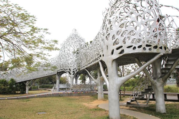 月影潭心:【嘉義景點】蘭潭風景區月影潭心-被荊棘包覆的奇妙感,銀白色的交織錯綜複雜設計,感覺好迷幻,夜間娛樂的約會精選地,充滿燦爛的幸福感