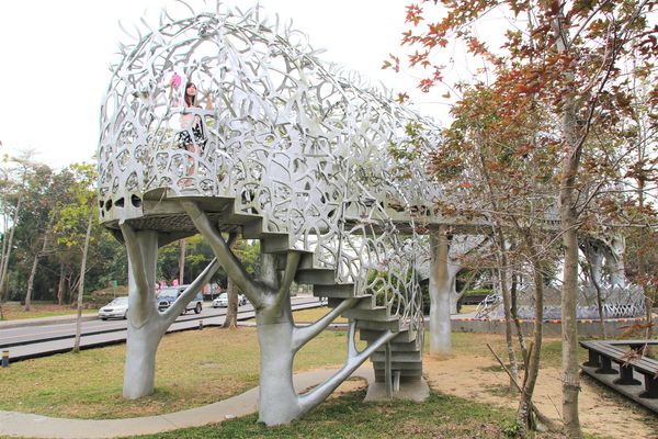 月影潭心:【嘉義景點】蘭潭風景區月影潭心-被荊棘包覆的奇妙感,銀白色的交織錯綜複雜設計,感覺好迷幻,夜間娛樂的約會精選地,充滿燦爛的幸福感