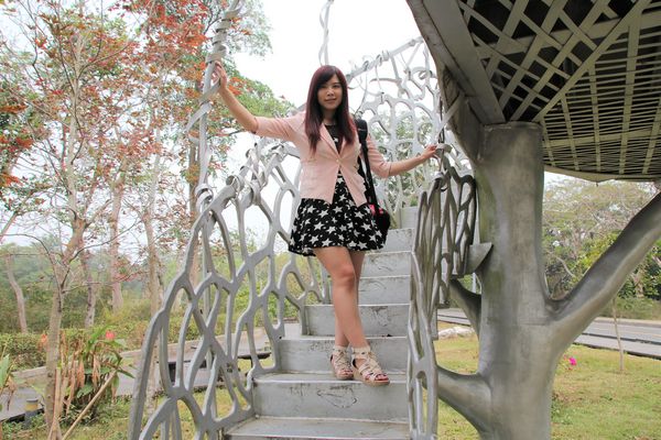 月影潭心:【嘉義景點】蘭潭風景區月影潭心-被荊棘包覆的奇妙感,銀白色的交織錯綜複雜設計,感覺好迷幻,夜間娛樂的約會精選地,充滿燦爛的幸福感