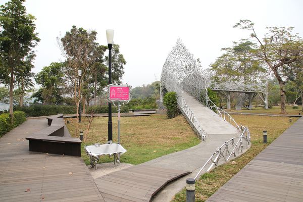 月影潭心:【嘉義景點】蘭潭風景區月影潭心-被荊棘包覆的奇妙感,銀白色的交織錯綜複雜設計,感覺好迷幻,夜間娛樂的約會精選地,充滿燦爛的幸福感