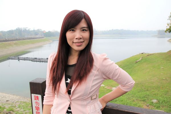 月影潭心:【嘉義景點】蘭潭風景區月影潭心-被荊棘包覆的奇妙感,銀白色的交織錯綜複雜設計,感覺好迷幻,夜間娛樂的約會精選地,充滿燦爛的幸福感