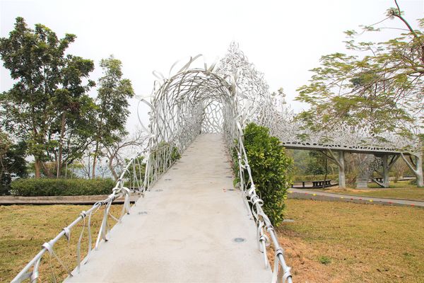 月影潭心:【嘉義景點】蘭潭風景區月影潭心-被荊棘包覆的奇妙感,銀白色的交織錯綜複雜設計,感覺好迷幻,夜間娛樂的約會精選地,充滿燦爛的幸福感