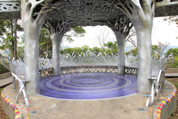 月影潭心:【嘉義景點】蘭潭風景區月影潭心-被荊棘包覆的奇妙感,銀白色的交織錯綜複雜設計,感覺好迷幻,夜間娛樂的約會精選地,充滿燦爛的幸福感