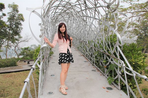 月影潭心:【嘉義景點】蘭潭風景區月影潭心-被荊棘包覆的奇妙感,銀白色的交織錯綜複雜設計,感覺好迷幻,夜間娛樂的約會精選地,充滿燦爛的幸福感