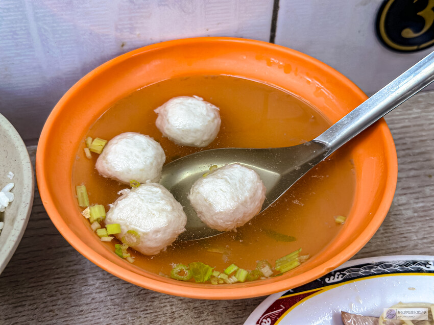 嘉義市東區嘉義美食-郭家雞肉飯-夜市裡超人氣排隊美食！高達七千多則評論的雞肉飯/文化路觀光夜市