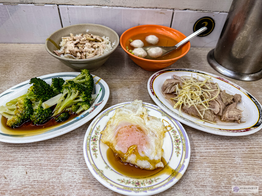 嘉義市東區嘉義美食-郭家雞肉飯-夜市裡超人氣排隊美食！高達七千多則評論的雞肉飯/文化路觀光夜市