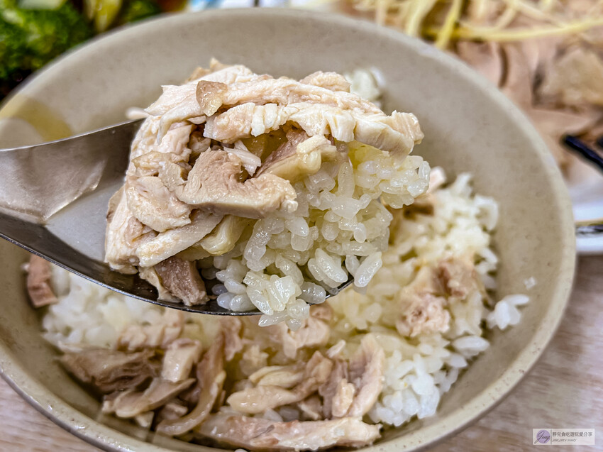 嘉義市東區嘉義美食-郭家雞肉飯-夜市裡超人氣排隊美食！高達七千多則評論的雞肉飯/文化路觀光夜市