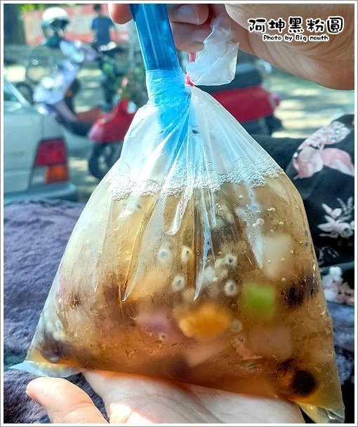 【台中美食】阿坤黑粉圓．濃濃古早味的袋裝粉圓冰，大顆Q彈又清涼!