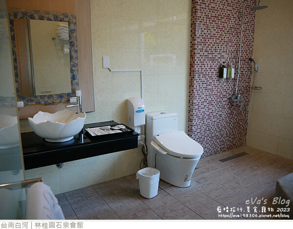 【台南住宿】林桂園石泉會館(寵物友善溫泉會館)，獨房獨戶環境舒適寧靜很有渡假氣氛，顏色如泥水的泥漿溫泉
