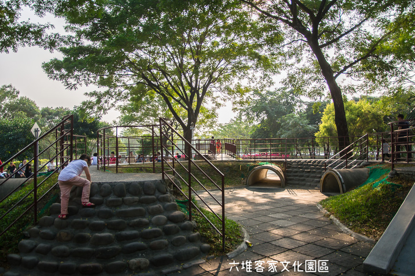 ｜屏東景點｜六堆客家文化園區，六堆小星球互動式遊戲區、親水河道、沙坑，通通免費讓你玩 - 阿婷的旅行札記。