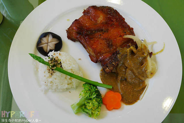 桃李河畔 – 台中新社門半日遊景觀餐廳,門票可全抵用餐消費,戶外歡迎寵物。桂花、金針花、李花、梅花、櫻花一次GET! 春天還可以看螢火蟲哦! @強生與小吠的Hyper人蔘~