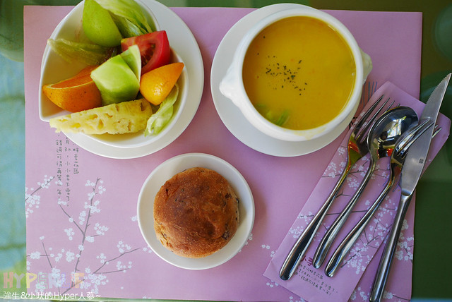 桃李河畔 – 台中新社門半日遊景觀餐廳,門票可全抵用餐消費,戶外歡迎寵物。桂花、金針花、李花、梅花、櫻花一次GET! 春天還可以看螢火蟲哦! @強生與小吠的Hyper人蔘~