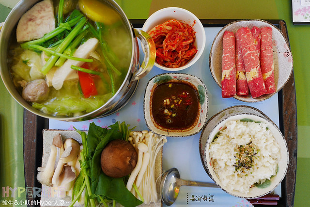 桃李河畔 – 台中新社門半日遊景觀餐廳,門票可全抵用餐消費,戶外歡迎寵物。桂花、金針花、李花、梅花、櫻花一次GET! 春天還可以看螢火蟲哦! @強生與小吠的Hyper人蔘~