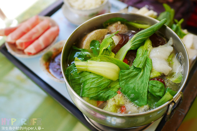 桃李河畔 – 台中新社門半日遊景觀餐廳,門票可全抵用餐消費,戶外歡迎寵物。桂花、金針花、李花、梅花、櫻花一次GET! 春天還可以看螢火蟲哦! @強生與小吠的Hyper人蔘~