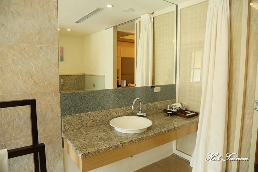 【高雄泡湯】夏天就是要泡冷泉！高雄泡湯推薦：花季度假飯店 - 熱血玩台南。跳躍新世界