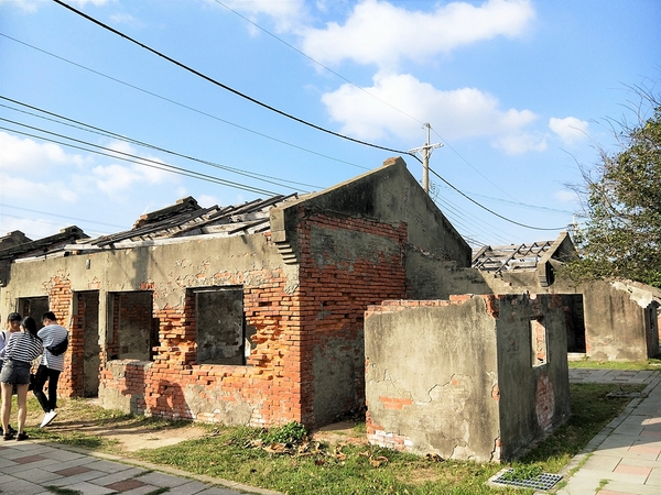 蛤蜊兵營:【彰化線西景點】蛤蜊兵營~IG網美美拍熱點,殘破不堪廢墟中締造獨特的美感