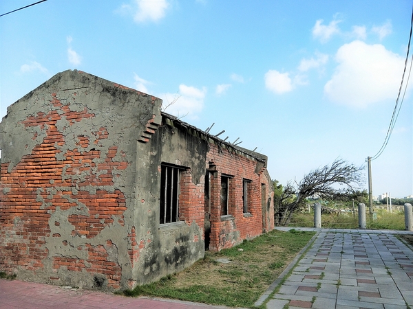 蛤蜊兵營:【彰化線西景點】蛤蜊兵營~IG網美美拍熱點,殘破不堪廢墟中締造獨特的美感