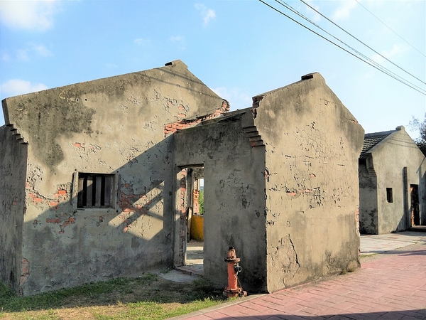 蛤蜊兵營:【彰化線西景點】蛤蜊兵營~IG網美美拍熱點,殘破不堪廢墟中締造獨特的美感